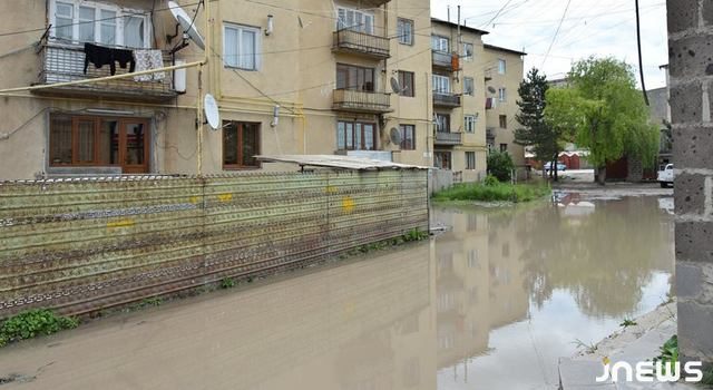 “Война” за заборы губит многоэтажку