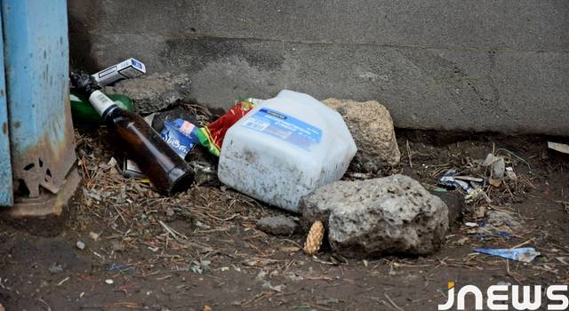 «Вечный» мусор на центральной улице Ахалкалаки