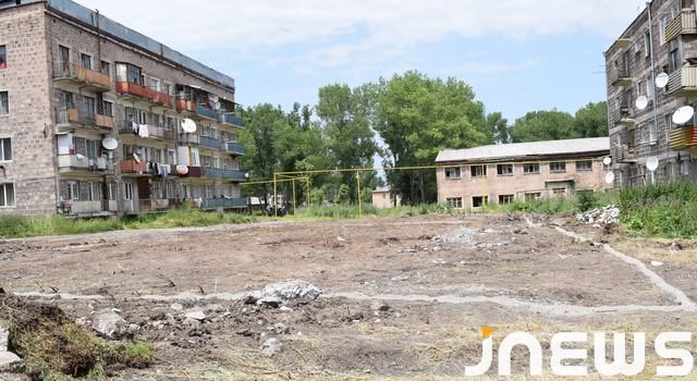 В Ахалкалаки строится новая детская площадка