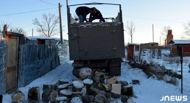Нуждающиеся из трущоб Ахалкалаки получили дрова