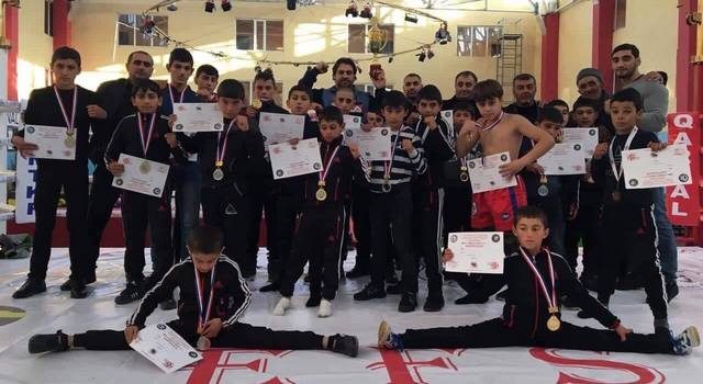 Девять первых мест с турнира по кикбоксингу