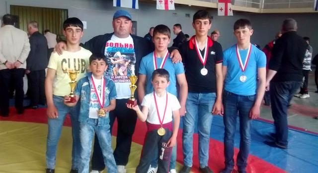 Борцы завоевали еще пять медалей