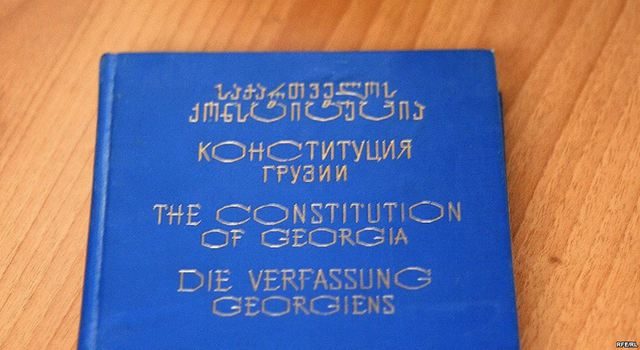 Необходимы подписи для поправок в Конституцию