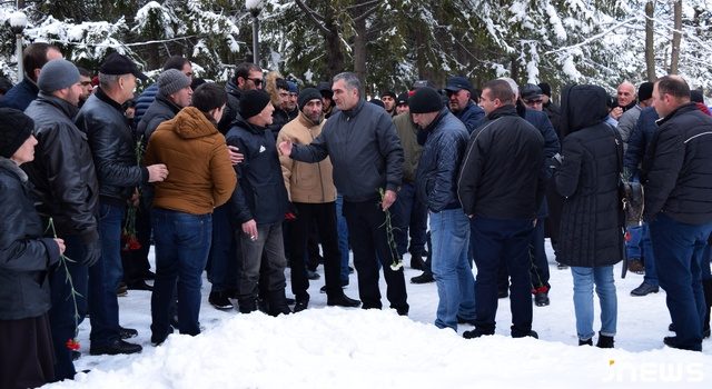 Участники акции протеста поговорили с мэром