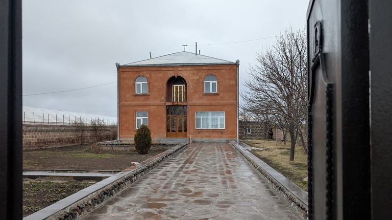 Продается большой дом с прилегающим земельным участком (R)