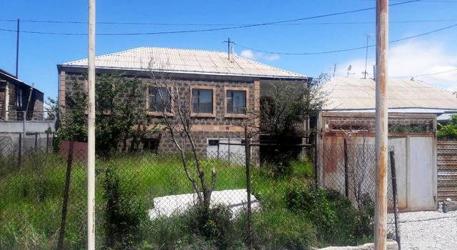 Продается большой дом с просторным земельным участком(R)