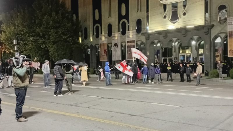 Протестующие перекрыли Проспект Руставели