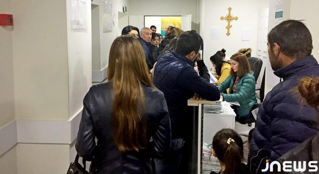 Нуждающиеся в медицинской помощи стоят в очереди