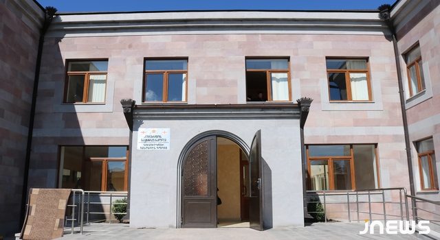 Подал ли в отставку директор школы Гумбурдо