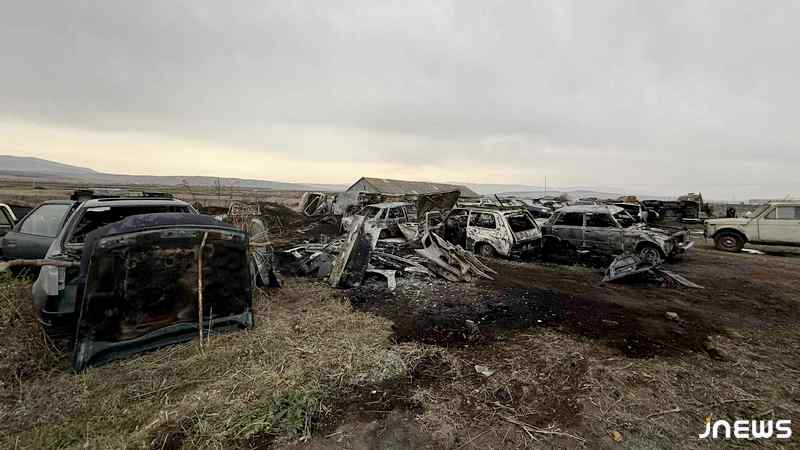 Пожар, вызванный поджогом травы в Ахалкалаки, добрался до автомобильной свалки