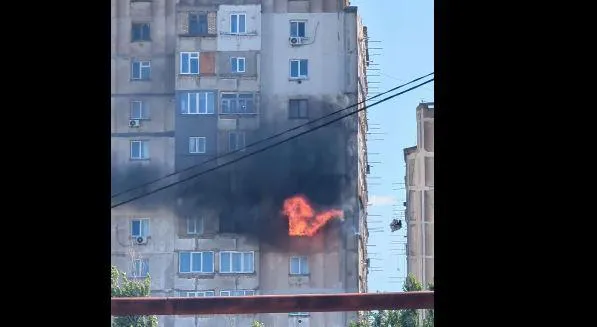 В жилом корпусе в тбилисском районе пожар