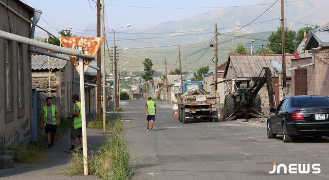 В центре Ахалкалаки проводят новую линию электропередач