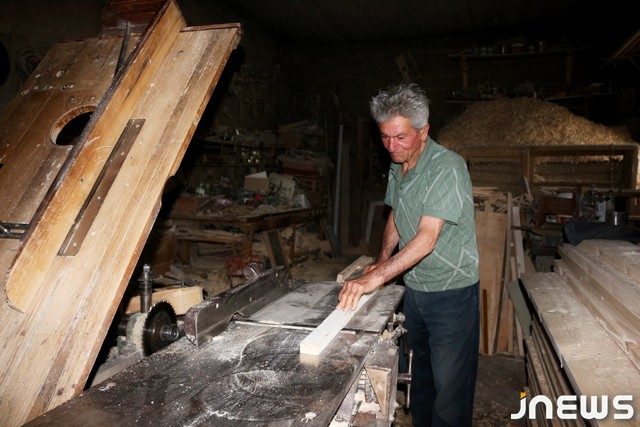 Морщинистые руки не перестают «оживлять» дерево