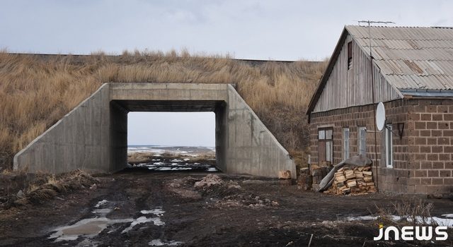 Строительство железной дороги  разрушает дом