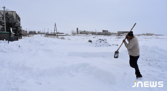 Жители города в плену у снега