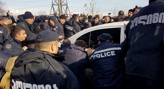 В результате стычки с оппозицией пострадали полицейские