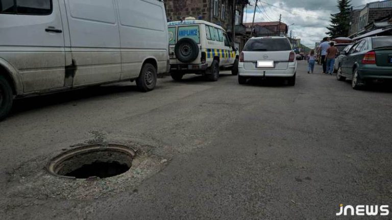 Мужчина упал в открытый канализационный люк в Ахалкалаки