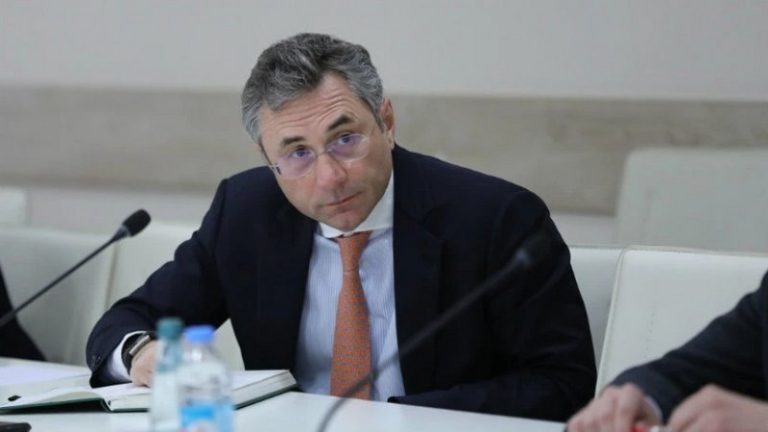 Bir düşünün.