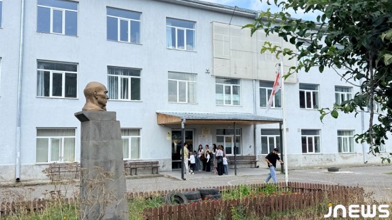 В Ахалкалаки началась продажа школьной формы для первоклассников