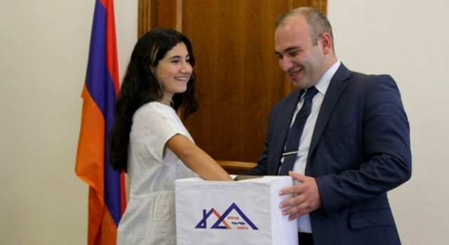 Лариса Карслян из Джавахети погостит в семье Никола Пашиняна