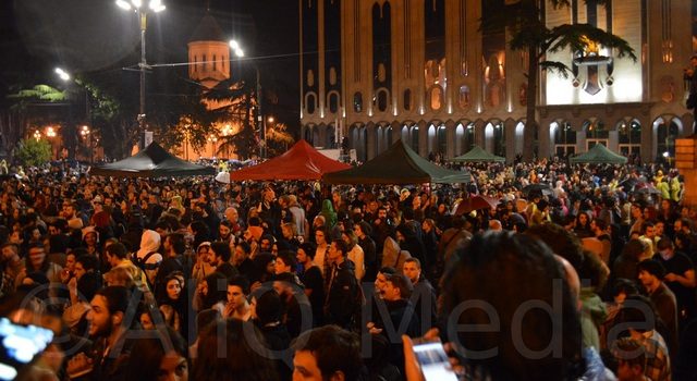 Тбилиси молодежь продолжает акции протеста (Photo)
