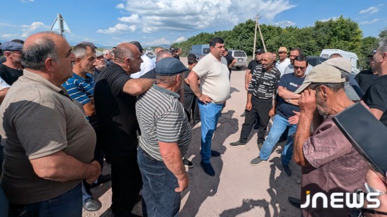 Жители не стали перекрывать дорогу после встречи с мэром (Video)