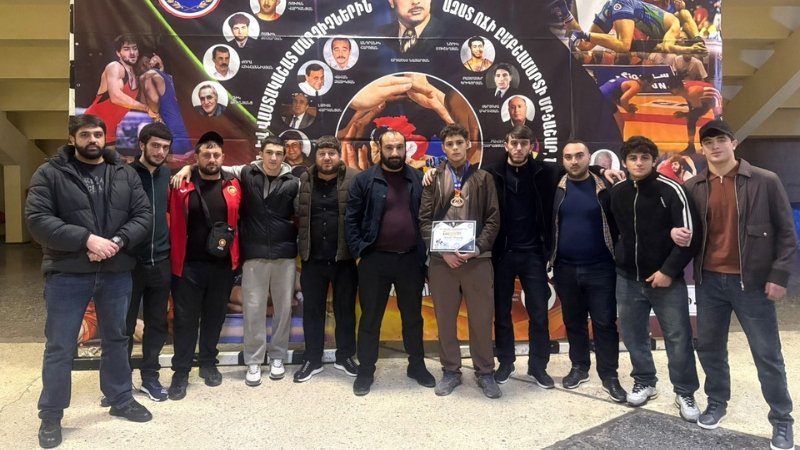 Бронзовая медаль из Армении в копилку борцов