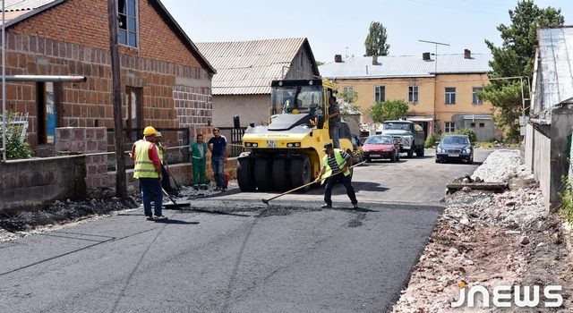 В  Ниноцминда асфальтируется  13 участков улиц