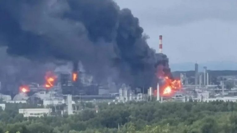 НПЗ «Лукойла» в России приостановили работу после атак дронов