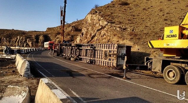 На дороге Ахалцихе-Ахалкалаки перевернулся грузовик