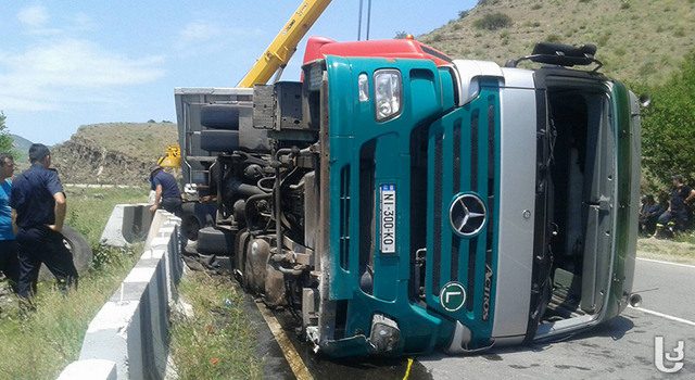 На трассе Ахалцихе-Ахалкалаки перевернулся грузовик