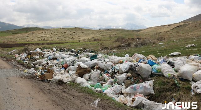 Превратившиеся в свалку сельские дороги