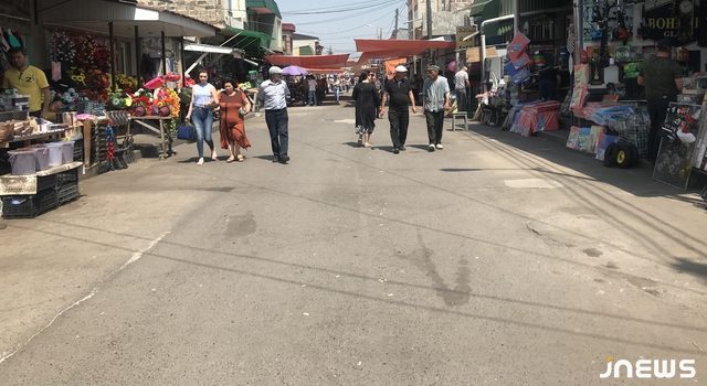 Улица Налбандяна освободилась от торговли, а тротуары – нет