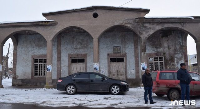Дети в Баралете танцуют в аварийном здании