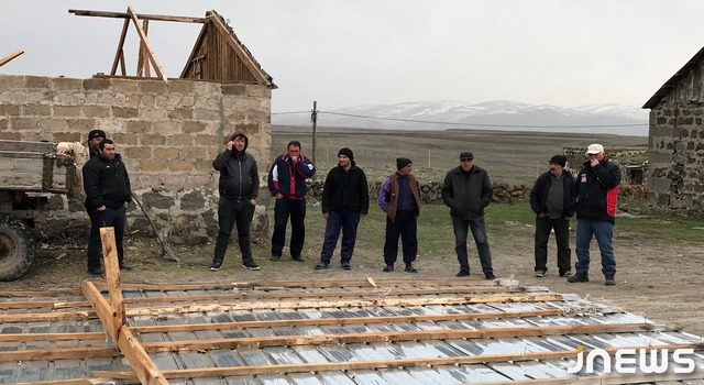 Ветер снёс крышу ритуального дома в Чунчха