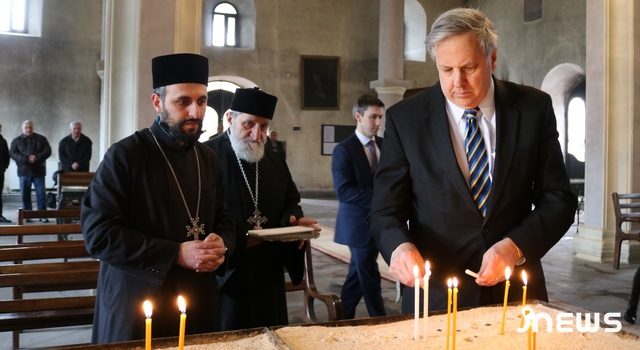 Посол встретился с духовенством Армянской Апостольской церкви