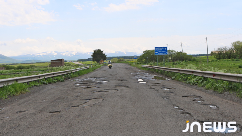 Разбитая дорога до границы с Арменией создаёт опасность для водителей (Video)