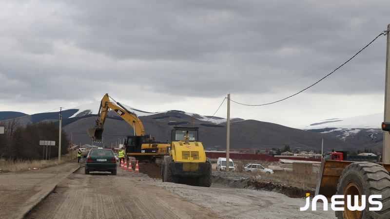 На непроходимой дороге Ахалкалаки–Карцахи начались реабилитационные работы