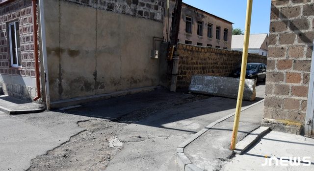 Ямы после аварии на электролинии в ожидании