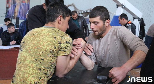 Соревнование по армрестлингу в Ахалкалаки