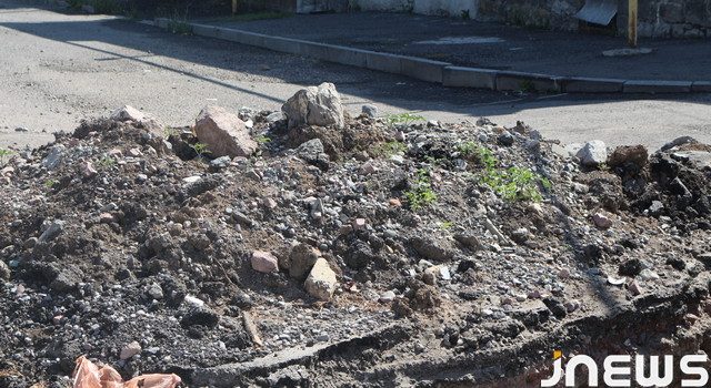 Разрушенные части асфальта превращаются в помидорные поля