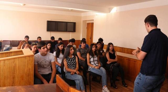 Незнание государственного языка мешает молодежи