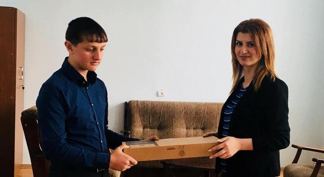 Восемь учеников из Ахалкалаки награждены компьютерами