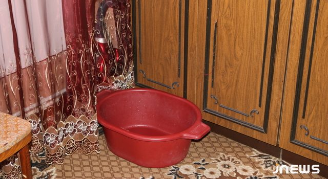 Природный душ из потолка