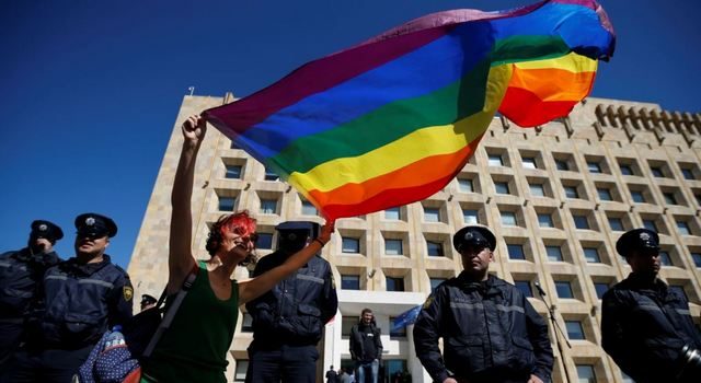 Против гомофобии и за чистоту семьи