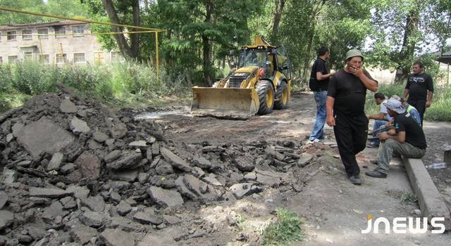Асфальтируется  бывший  военный  городок