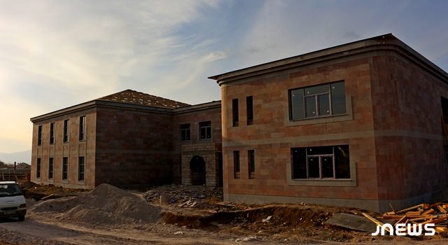 Строительство школы в Гумбурдо в процессе