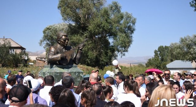 Аязму украшает бюст гусана Аваси