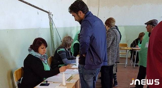 По состоянию на 12:00 высокая посещаемость избирателей