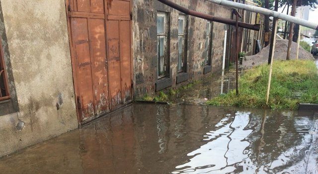 Улица Свободы тонет под дождём